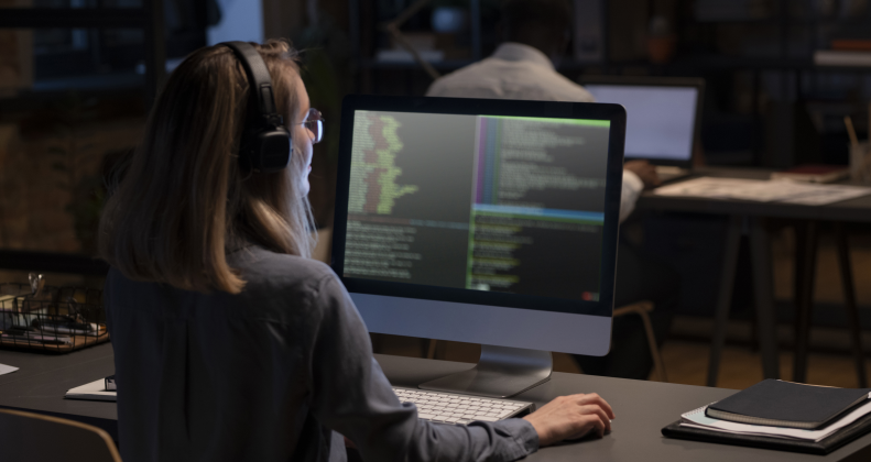 Illustration showing the difference between traditional CMS and headless CMS architecture.